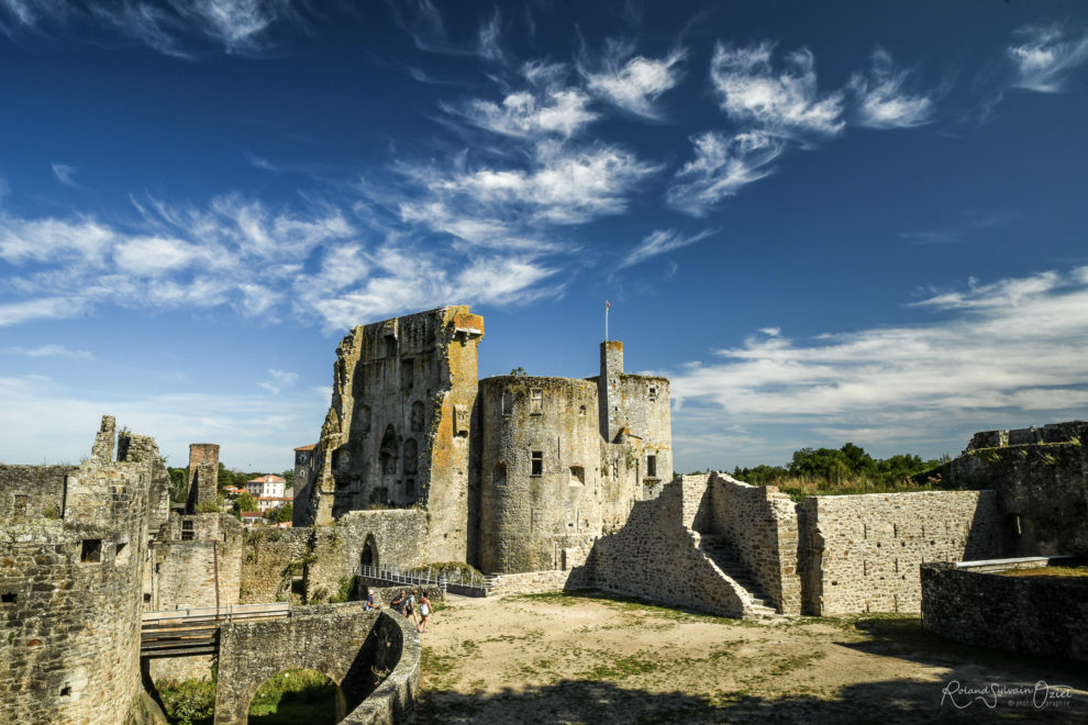 Chateau de clisson domine la ville en véritable forteresse