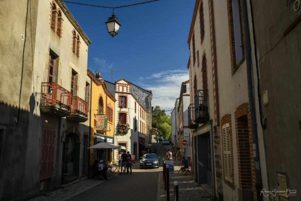 Rue Saint Antoine avec son glacier célèbre à clisson