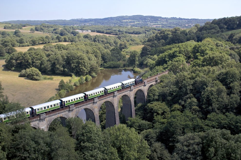 Chemin de Fer de la Vendée traversant le Viaduc de Bardin à Saint Laurent sur Sèvree