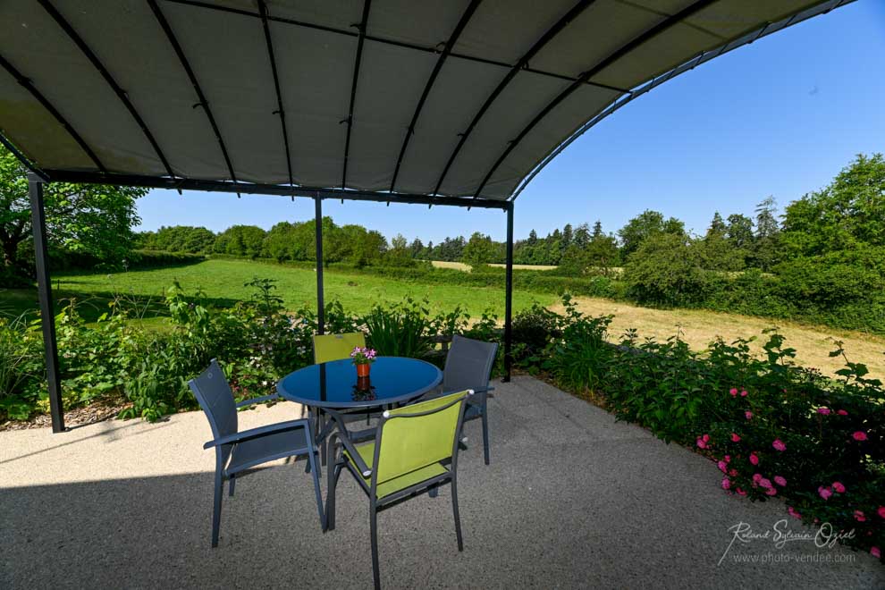 Terrasse et vue Nature chambre jaune